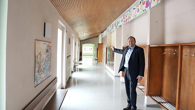 Schon bald ist wieder Leben in der alten Schule. Das freut auch Bürgermeister Bernd Reisenweber.