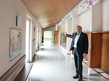 Schon bald ist wieder Leben in der alten Schule. Das freut auch B&uuml;rgermeister Bernd Reisenweber.
