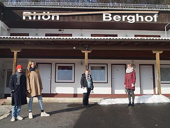 Die Ehrenamtlichen Jan Wilk und Henrike-Josefin Jander-Wilk, Lidia Völker (Unterkunftsleitung) und Teresa Mark von der Regierung von Unterfranken  vor der Flüchtlingsunterkunft in Volkers. Bald ziehen die Ehrenamtlichen weg, dann gibt es noch weniger Menschen, die sich vor Ort kümmern.