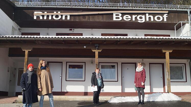 Die Ehrenamtlichen Jan Wilk und Henrike-Josefin Jander-Wilk, Lidia Völker (Unterkunftsleitung) und Teresa Mark von der Regierung von Unterfranken  vor der Flüchtlingsunterkunft in Volkers. Bald ziehen die Ehrenamtlichen weg, dann gibt es noch weniger Menschen, die sich vor Ort kümmern.