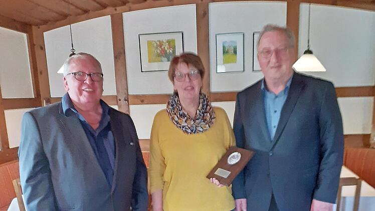 Vorsitzender Horst Reiß ehrte Martina Hanisch, rechts Dritter Bürgermeister Gerd Mücke.
