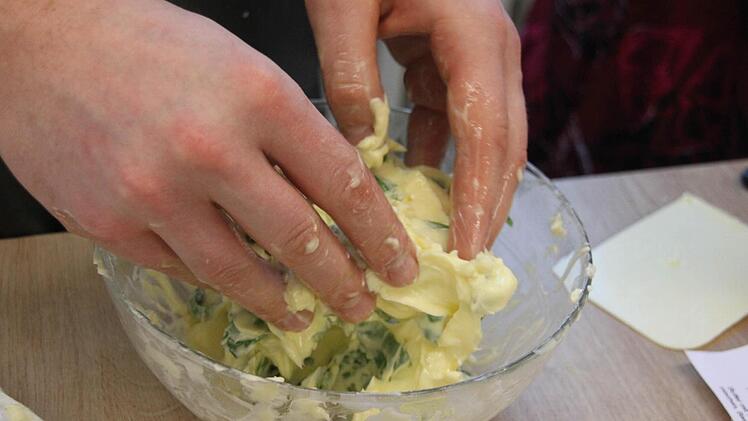 Wer gute Bärlauchbutter will, muss matschen!