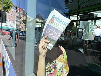 Mancher Fahrgast beschattet sich mit einer Zeitung, solange der Stadtbus steht und kein Lüftchen durchs Fenster weh.  Foto: Ronald Rinklef
