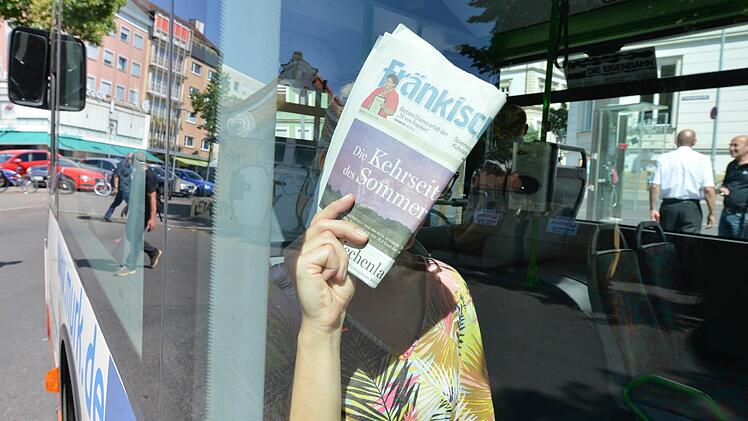 Mancher Fahrgast beschattet sich mit einer Zeitung, solange der Stadtbus steht und kein Lüftchen durchs Fenster weh.  Foto: Ronald Rinklef