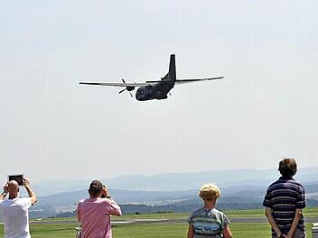 eine Transall über dem Flugplatz Brandensteinsebene. In Sachen Flugplatzneubau ist auch noch alles in der Luft. Foto: Angelika Neidhardt/CT-Archiv