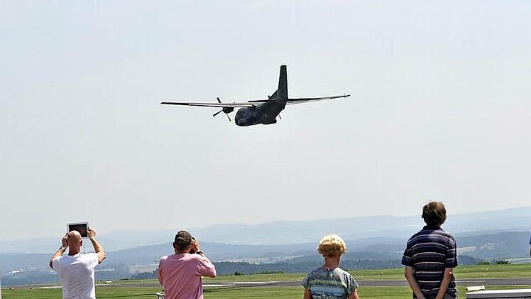 eine Transall über dem Flugplatz Brandensteinsebene. In Sachen Flugplatzneubau ist auch noch alles in der Luft. Foto: Angelika Neidhardt/CT-Archiv