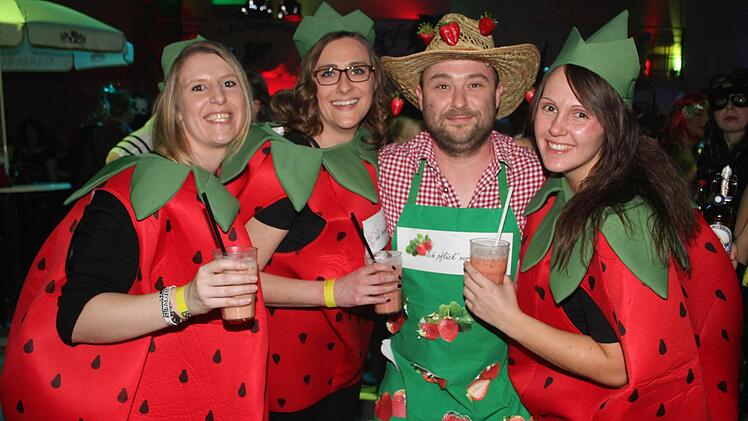 Ein Gärtner mit seinem Erdbeer-Damen - witzige Idee. Foto: Sonja Adam