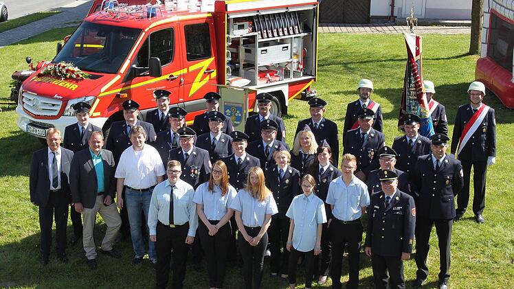 Die Aktiven der Hirschfelder Wehr mit Bürgermeister Klaus Löffler, dem stellvertretenden Landrat Wolfgang Beiergrößlein und Ralf Weidenhammer von der Kreisbrandinspektion Foto: Veronika Schadeck