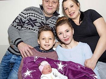 Das Baby Gulia Melody Denk mit Eltern und Geschwistern Foto: Klaus Gagel