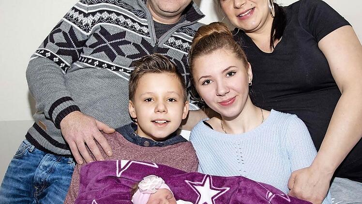 Das Baby Gulia Melody Denk mit Eltern und Geschwistern Foto: Klaus Gagel