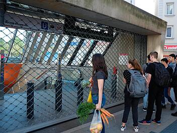 Wegen eines Rettungseinsatzes ist die U-Bahn-Station Friedrich-Ebert-Platz gesperrt. Es kommt zu erheblichen Behinderungen im Nahverkehr. Foto: Nikolas Pelke