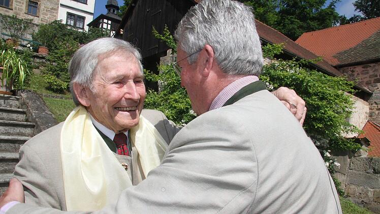 Bussis und Umarmungen in Adelskreisen: Zum 90. Geburtstag von Baron Karl-Ludwig kam auch Ludwig Freiherr von Lerchenfeld zum Empfang . Foto: Sonny Adam