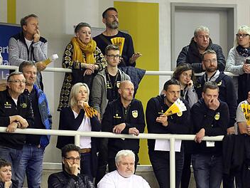 Die Mienen der HSC-Anhänger und Verantwortlichen sprechen Bände: Die HUK-Arena wurde zuletzt zum Selbstbedienungsladen. Am Sonntag gegen Konstanz hofft der Klub endlich wieder auf einen Heimsieg, denn der letzte datiert aus dem September.Foto: Timo Geldner