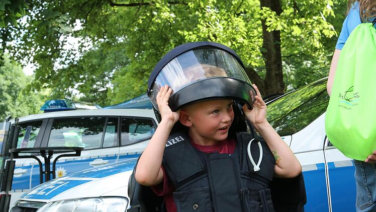 Die Bundespolizei ließ die Kleinen Helm und kugelsichere Weste anprobieren. Foto: Sebastian Schanz