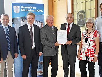 Strahlende Gesichter bei der Übergabe der Stiftungsurkunde (v. li.): Sparkassenbetriebswirt Stephan Franke, Jürgen Spitzenberger, Kirchenpfleger Stefan Fleischmann, Bürgermeister Helmut Fischer, Sparkassendirektor Roland Vogel, Ute Herold und Dirk Rosenbauer Foto: gst