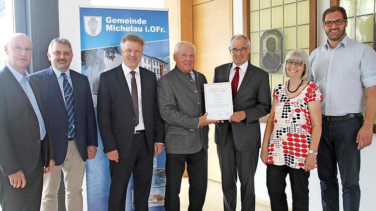 Strahlende Gesichter bei der Übergabe der Stiftungsurkunde (v. li.): Sparkassenbetriebswirt Stephan Franke, Jürgen Spitzenberger, Kirchenpfleger Stefan Fleischmann, Bürgermeister Helmut Fischer, Sparkassendirektor Roland Vogel, Ute Herold und Dirk Rosenbauer Foto: gst