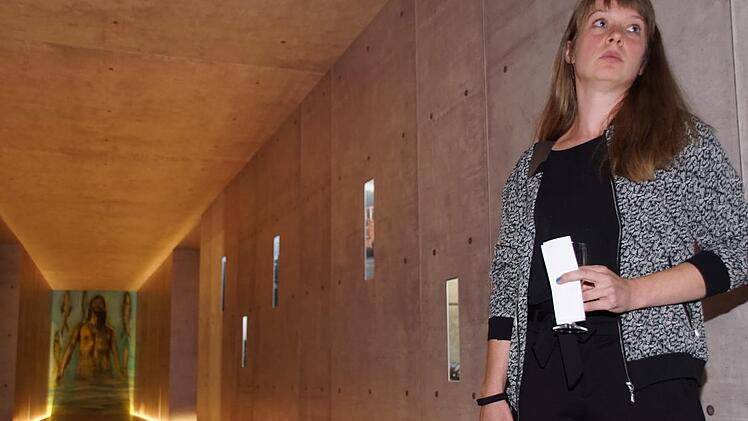 Lisa Wölfel gestaltete das Auferstehungsbild für die Dauerausstellung "Auf der Spur von Jesus" in Haßfurt. Bis 11. November ist dort außerdem eine Werkausstellung der jungen Malerin zu sehen.Sabine Weinbeer