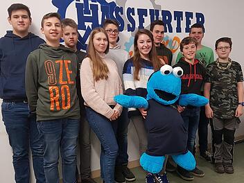 Stolz sind die Kinder und Jugendlichen auf ihr neues Maskottchen, das die zukünftige Ortsjugendbeauftragte Patricia Will präsentierte.