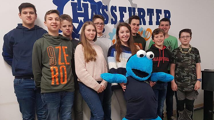 Stolz sind die Kinder und Jugendlichen auf ihr neues Maskottchen, das die zukünftige Ortsjugendbeauftragte Patricia Will präsentierte.