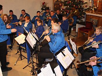 Die Blaskapelle Marktgraitz mit Dirigent Sebastian GeßleinRoland Dietz
