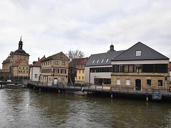 Der Neubau der Unteren Mühlen (rechts) liegt mitten in der Regnitz in Sichtweite zum Alten Rathaus in Bamberg. Foto: Ronald Rinklef