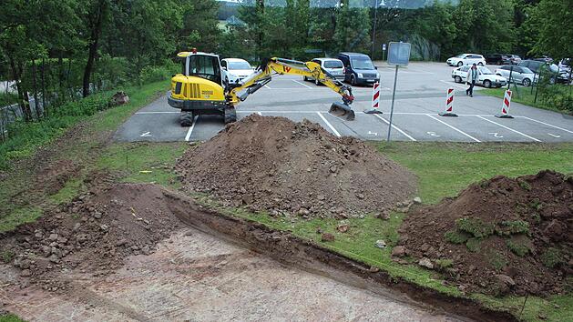 Auf der R&uuml;ckseite des Rathauses wird der Einstieg zum Schaukelweg sein.     Foto: Evi Seeger