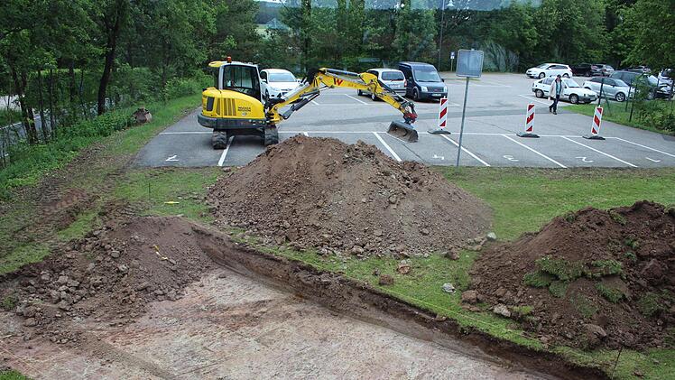 Auf der Rückseite des Rathauses wird der Einstieg zum Schaukelweg sein.     Foto: Evi Seeger