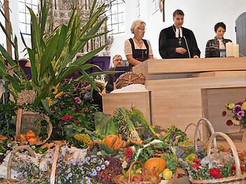 Die Fürbitten sprechen Dekan Stefan Kirchberger, Kreisbäuerin Heidi Bauersachs (links) und stellvertretende Kreisbäuerin Dagmar Hartleb. Foto: Gabi Bertram