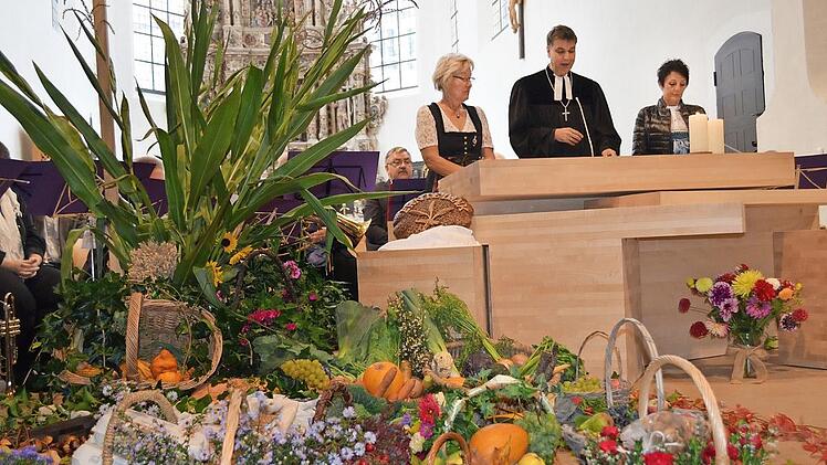 Die Fürbitten sprechen Dekan Stefan Kirchberger, Kreisbäuerin Heidi Bauersachs (links) und stellvertretende Kreisbäuerin Dagmar Hartleb. Foto: Gabi Bertram