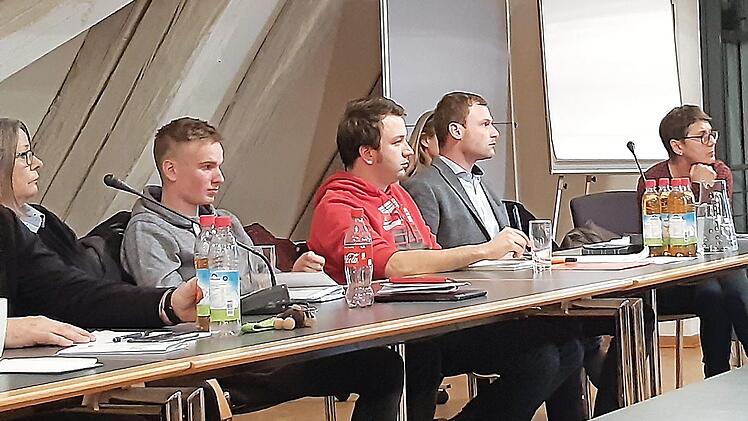 Gemeinderäte beim Runden Tisch in Eggolsheim Foto: Sylvia Hubele