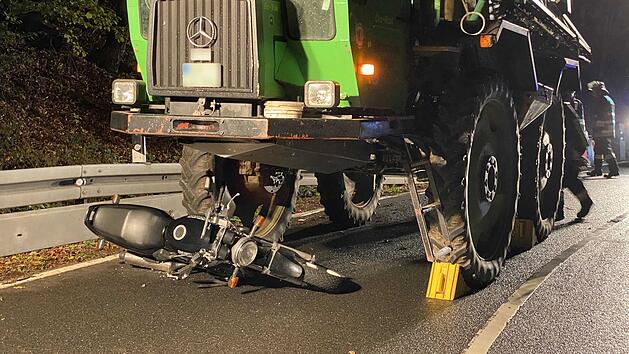 Im Landkreis Bamberg ist eine 22 Jahre alte Motorradfahrerin unter eine landwirtschaftliche Maschine gerutscht.