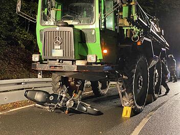 Im Landkreis Bamberg ist eine 22 Jahre alte Motorradfahrerin unter eine landwirtschaftliche Maschine gerutscht.