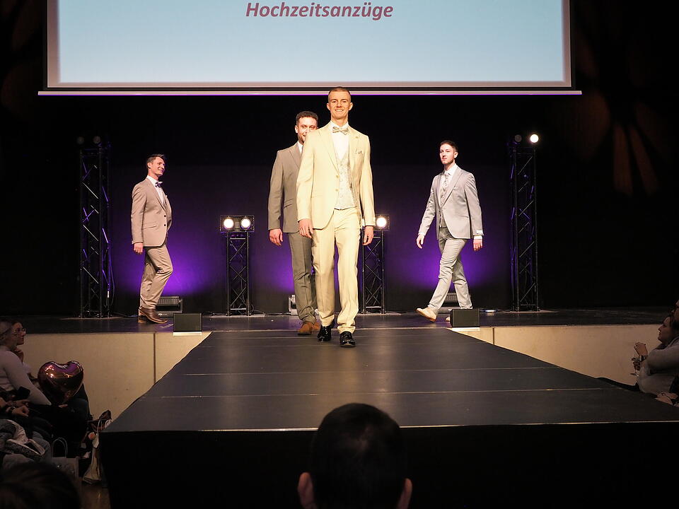 Inkl. Braut- und Festmodenschauen.