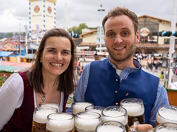 Wiesnwirtin Stephanie Spendler f&uuml;hrt den ZDF-Moderator Leon Windscheid in die Geheimnisse der Oktoberfest-Bier-Magie ein.