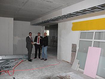 Alles im Plan: Geschäftsführer Thomas Stadler, sein Stellvertreter Thomas Schlott und Architekt Henry Kiesel (von links) sehen "LebenPlus" auf einem guten Weg. In wenigen Wochen geht es los. Fotos:  Edgar Bartl
