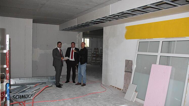 Alles im Plan: Geschäftsführer Thomas Stadler, sein Stellvertreter Thomas Schlott und Architekt Henry Kiesel (von links) sehen "LebenPlus" auf einem guten Weg. In wenigen Wochen geht es los. Fotos:  Edgar Bartl