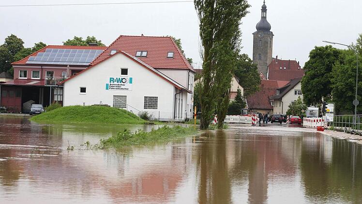 Zahlreiche Straßen, wie hier zwischen Ebern und Sandhof, waren am Wochenende überflutet und nicht passierbar. Foto: Michael Will