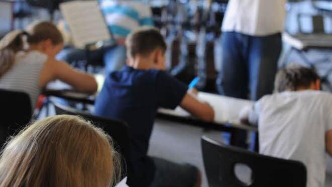 Während Premysl Vojta Stücke verschiedener Epochen auf dem Horn spielte, konnten die Schüler ihrer Fantasie freien Lauf lassen, um das Gehörte zu beschreiben. Dabei kamen -wie hier in der Staatlichen Realschule- ganz erstaunliche Bilder heraus.