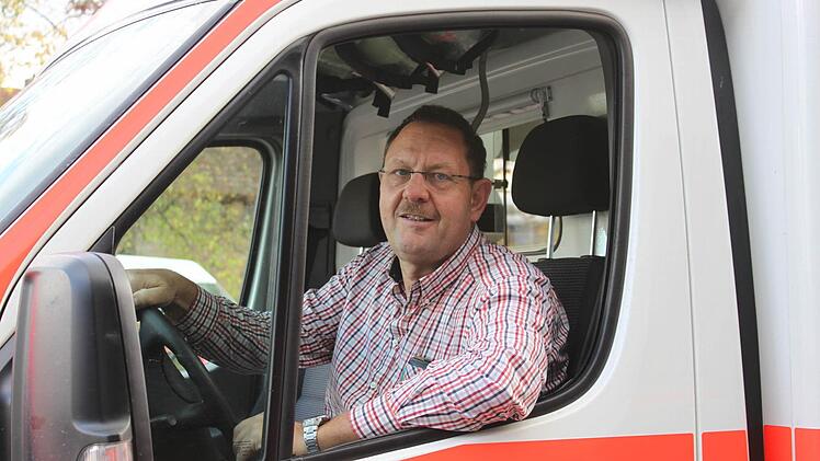 Helmut Schroll ist Leiter des Rettungsdienstes und fährt in seiner Freizeit als Rettungsassistent mit.