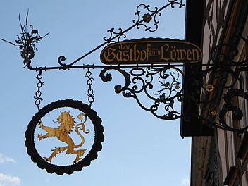 Hinter den Schaufenstern im ehemaligen "Gasthof zum Löwen" tut sich allerhand. Große Plakate kündigen etwas Neues an. Foto: Ulrike Müller