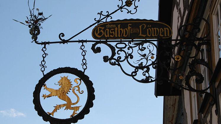 Hinter den Schaufenstern im ehemaligen "Gasthof zum Löwen" tut sich allerhand. Große Plakate kündigen etwas Neues an. Foto: Ulrike Müller