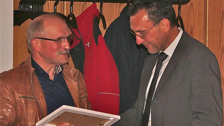 Noch vor der Wahl verabschiedete der bisherige VG-Vorsitzende Thomas Hack (rechts) Josef Büttner.