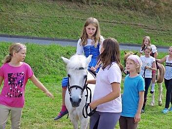 Das Glück der Erde fanden (von links) Antonia und Josefine auf den Rücken der Pferde.  Foto: Heike Schülein