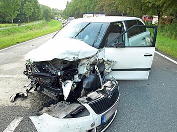 Nur noch Schrott ist der Skoda Fabia, dessen Fahrer den Unfall verursachte. Foto: Susanne Deuerling