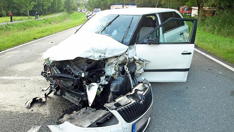 Nur noch Schrott ist der Skoda Fabia, dessen Fahrer den Unfall verursachte. Foto: Susanne Deuerling