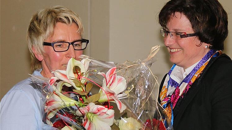 VG-Vorsitzende Patricia Schießer beglückwünscht die neue Rektorin Sabine Schalke.