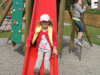 Mara Dehler macht die Rutsche Spaß - sie kann gar nicht genug bekommen. Foto: Sonja Adam