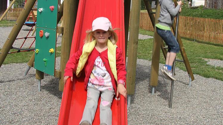 Mara Dehler macht die Rutsche Spaß - sie kann gar nicht genug bekommen. Foto: Sonja Adam