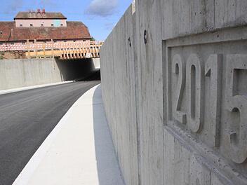 Die Ziegelstraße, die bislang eine Sackgasse war, verbindet nun die Himmelreichstraße mit der Bahnhofstraße durch eine Unterführung der Bahntrasse. Im Hintergrund ist das Baywa-Gebäude zu sehen, das jedoch bald hinter den fünf Meter hohen Lärmschutzwänden verschwinden wird. Foto: Matthias Einwag