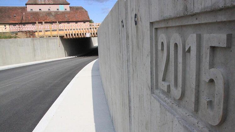 Die Ziegelstraße, die bislang eine Sackgasse war, verbindet nun die Himmelreichstraße mit der Bahnhofstraße durch eine Unterführung der Bahntrasse. Im Hintergrund ist das Baywa-Gebäude zu sehen, das jedoch bald hinter den fünf Meter hohen Lärmschutzwänden verschwinden wird. Foto: Matthias Einwag